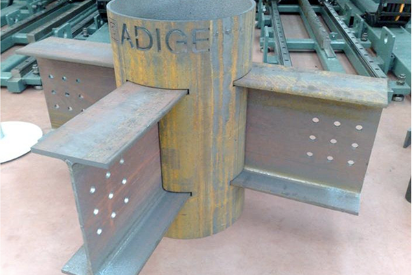 Service Centers 15 Figure 5: W-shape beams inserted into round HSS column, prior to welding (Adige-Sys SpA)